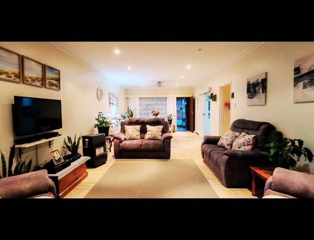 3 BEDROOM SIMPLEX FOR SALE IN CHASE VALLEY